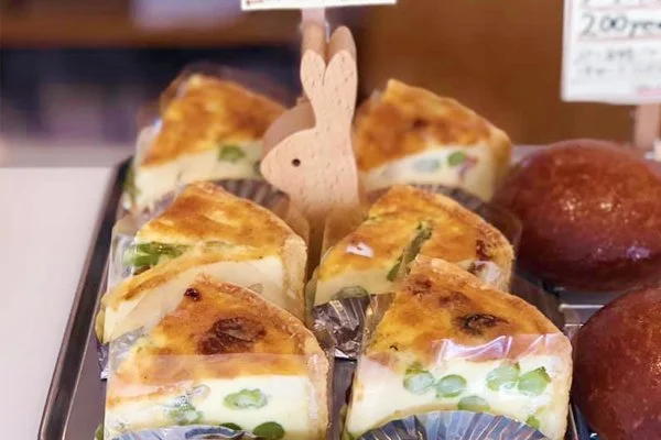 ショーケースに並ぶキッシュ