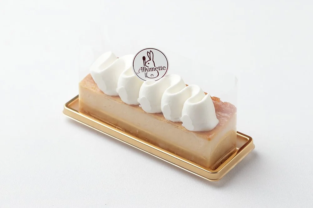 キャラメル生地に生クリームを絞ったプティガトー