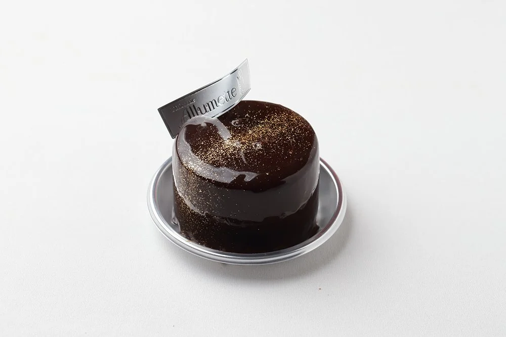 金箔をあしらったチョコレートケーキ