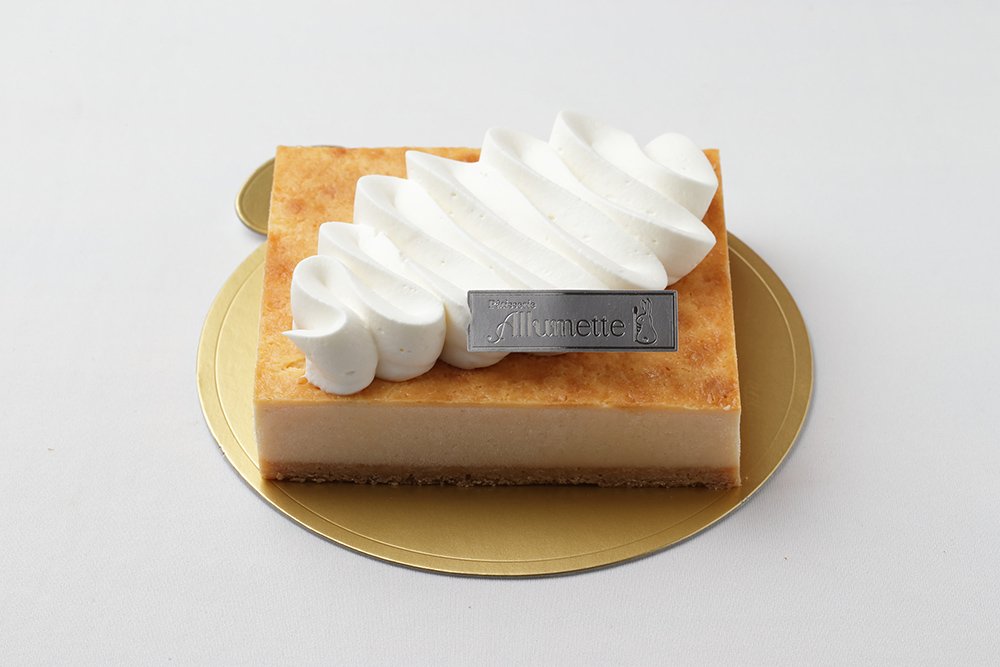 ホワイトチョコレートのプレートを飾った四角いバタースコッチケーキ