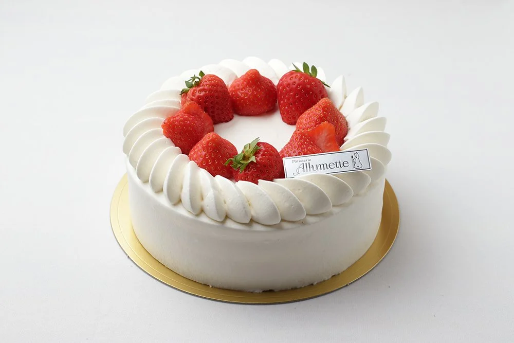 生クリームといちごで飾った丸いデコレーションケーキ