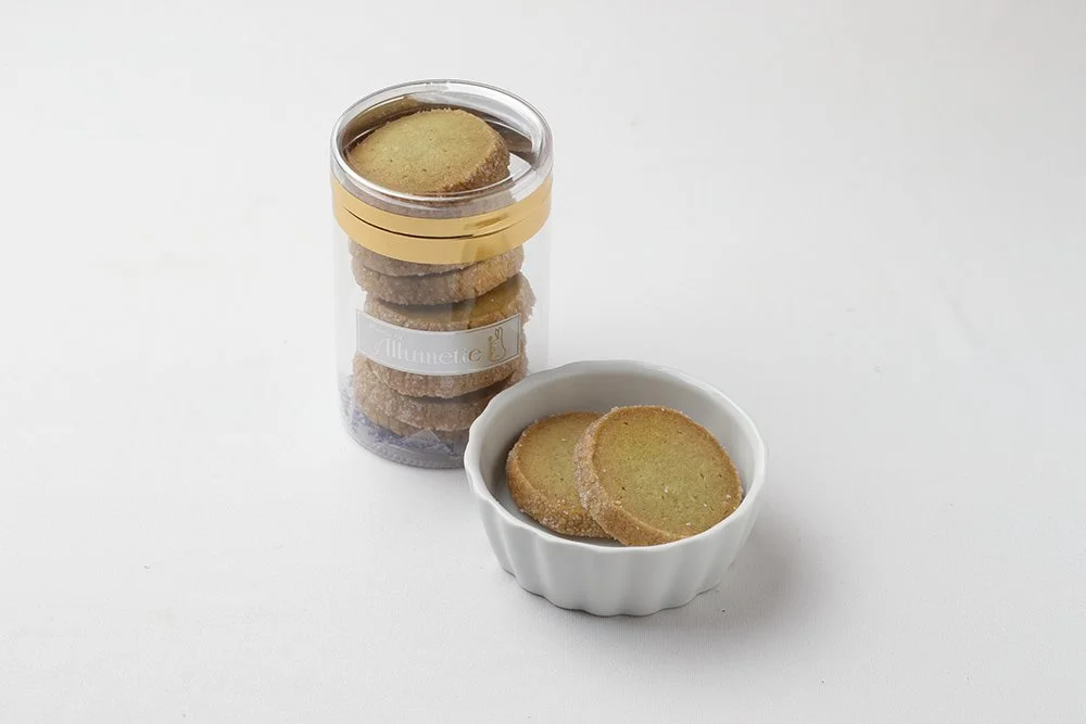 抹茶風味のサブレクッキーの詰め合わせと小皿に盛られたサブレ